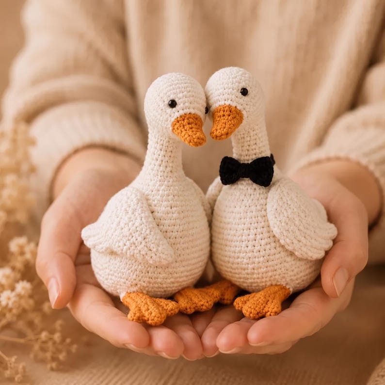 White Crochet Wedding Duck Couple, Amigurumi Bride and Groom Decor, 10–12 cm