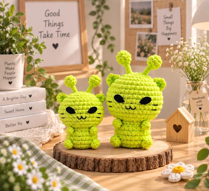 Crochet Alien Cat Keychain, Handmade Kawaii Green Cat, Mini Plush Bag Charm, Cute Space Cat Gift, Amigurumi Alien Plush