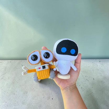 Crochet Wall-E and Eva for decoration
