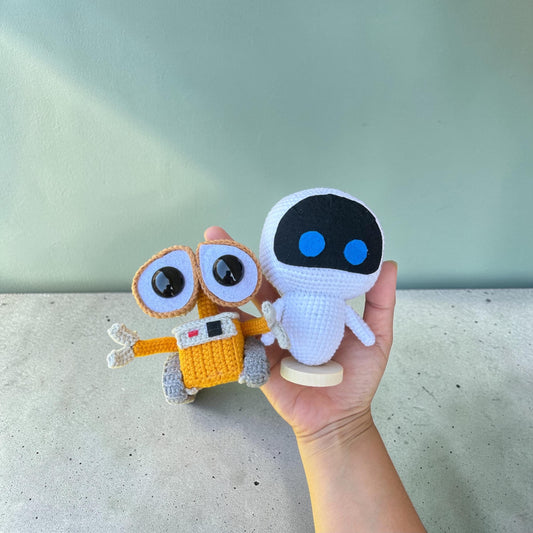 Crochet Wall-E and Eva for decoration