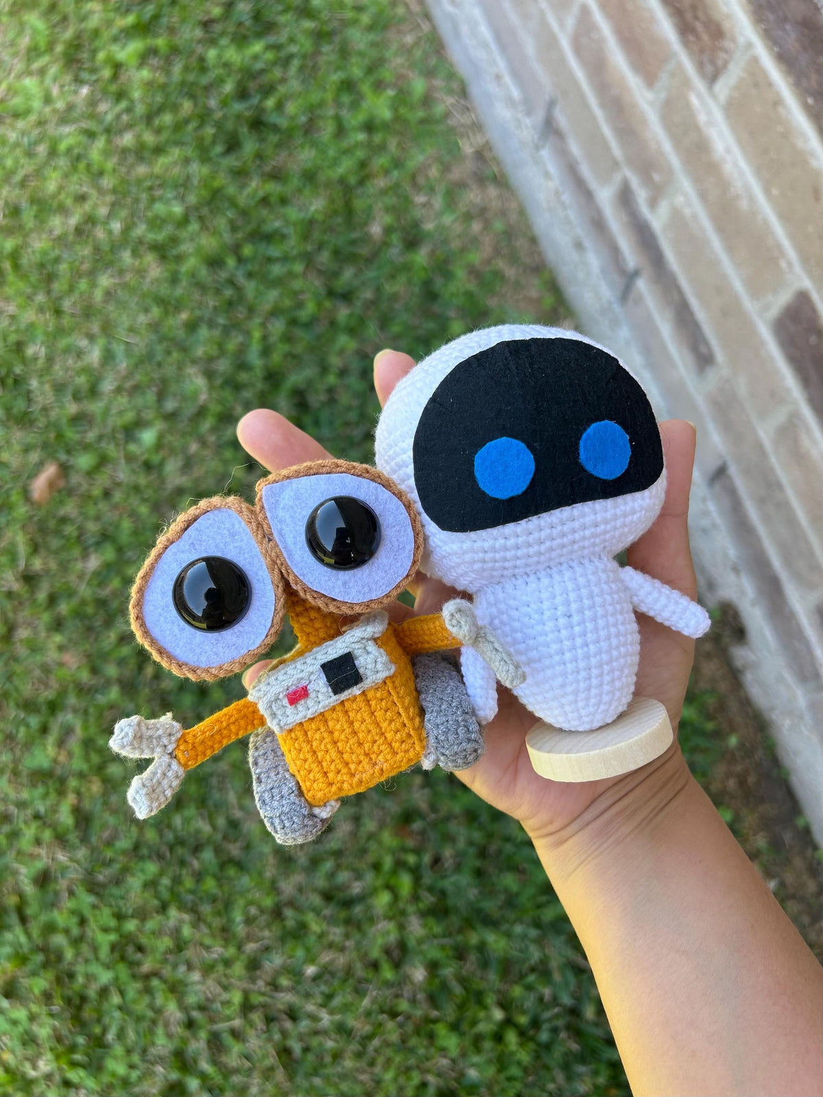 Crochet Wall-E and Eva for decoration