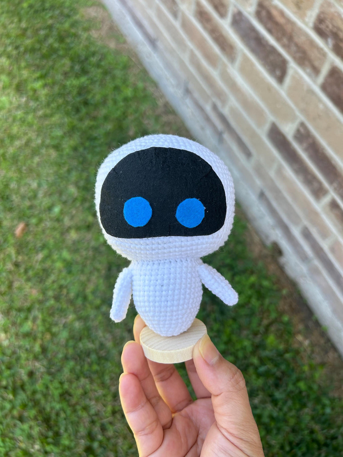 Crochet Wall-E and Eva for decoration