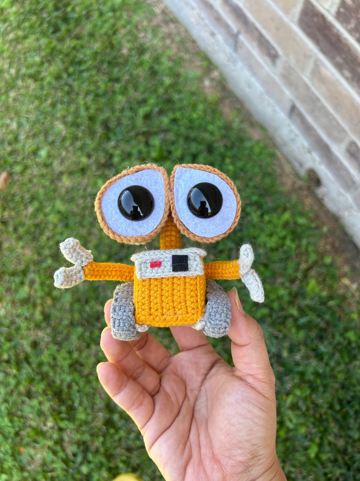 Crochet Wall-E and Eva for decoration