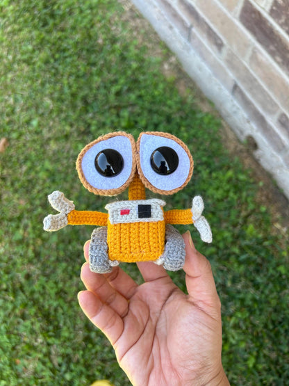 Crochet Wall-E and Eva for decoration