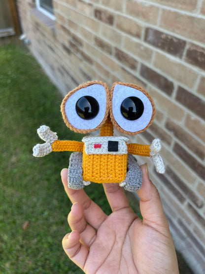 Crochet Wall-E and Eva for decoration