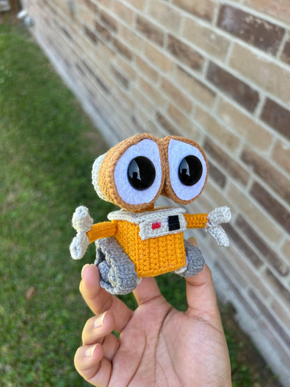 Crochet Wall-E and Eva for decoration